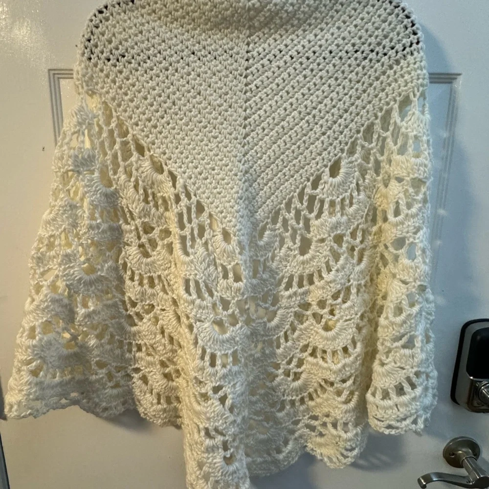 70s Handmade Cream Crocheted Shawl Poncho Pashmina Coverup Boho Grannycore Indie - Picture 4 of 13